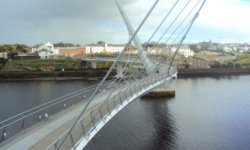 Outra perspectiva da Peace Bridge
