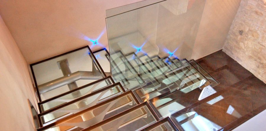 ESCADA COM TUBO CENTRAL FERRO E VIDRO